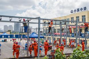 镜报：由于暴风雨导致欧冠航班延误，阿森纳全队滞留卢顿机场